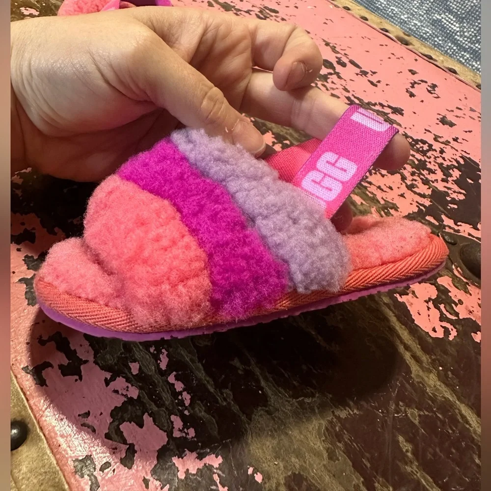 UGG Toddler Girls Rainbow slippers sz 6